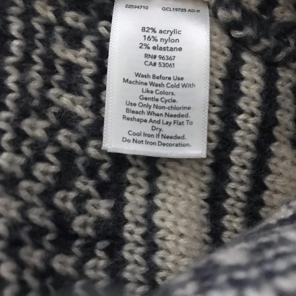 Oshkosh boy hat 2T-4T gray and white knit hat
